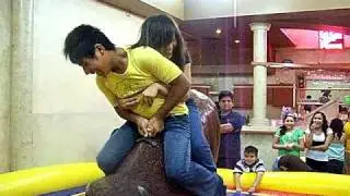 Noe y Selene toro mecanico