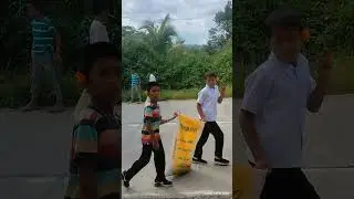 Student are picking up trashes