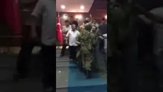 Военные захватчики сдаются гражданам