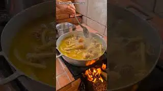 Galo com macarrão