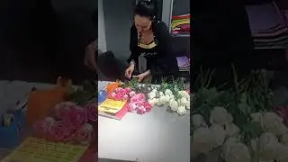 Оформление букета из 51- ной розы с добавлением музыкального фона.