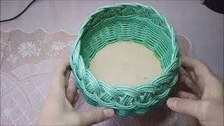 Корзинка с ажурной загибкой из бумажной лозы