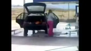 Jak blondýnka myje auto ...