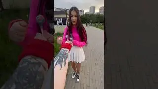 Рустемка раздает чупа-чупсы в парке #shortvideo