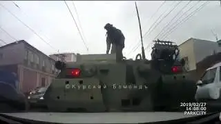 Наезд БТР на гражданских в Курске. Видео с места аварии.