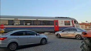 İZMİR-DENİZLİ TRENİ ORTAKLAR HEMZEMİN GEÇİT BARİYERLERİNDEN GEÇİŞ...