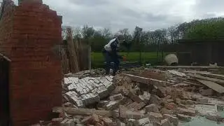 Снос старой постройки. 21 апреля 2023 г. Южный.