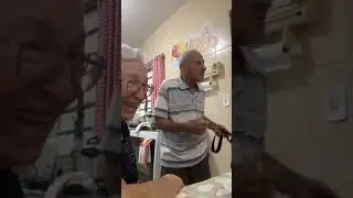 Até o vovô dá conta de fazer nó em gravata 😂😂 eu nem sei pra onde vai