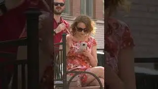 Задолбал девушку ЩЕКОТКОЙ ПРАНК / красотка испугалась! Best pranks 