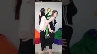 Девушки лопают шарик попами