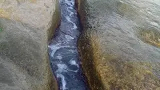 Морская вода точит камень
