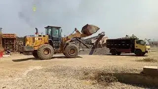 Traktor Bego Besar Isi Muatan Batu Dam Trek