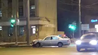 Белый Mercedes-Benz разбился на перекрестке Новороссийской и Политехнической