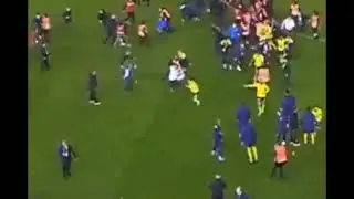 trabzonlu taraftar kale direğiyle fenerli oyuncuta saldırma anı