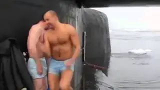 Купание офицеров подводников в полынье на Северном полюсе