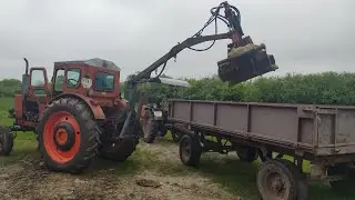 Трактор Т-40 грузит песок.