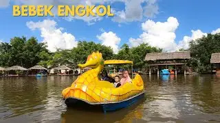 Bermain Bebek Engkol di Danau