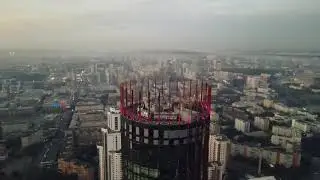 Башня Исеть на рассвете на фоне Екатеринбурга