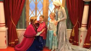 Anna and Elsa meet their twin minis!