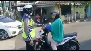 KAMU LIAT SENDIRI,,,Emak-emak paling jos.polisi pun dilawan.