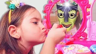Dasha play the magic mirror Pretend Play Dress Up and Make Up Toys