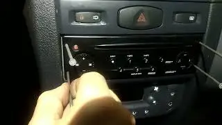 Как быстро снять штатную магнитолу Рено Симбол подручными средствами.