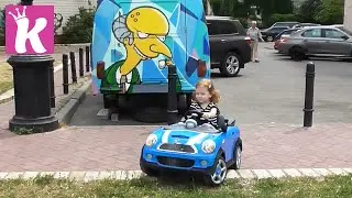 VLOG Гуляем по набережной катаемся на машинках и качелях, едим мороженное Ride toy car and ice cream