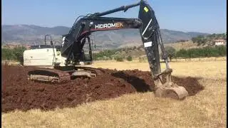 Hidromek 220lc Ekskavatörler Calışan Ustamız Tarla Toprağını Yumşaltıyor