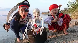 Учит и показывает правила поведения для маленького Вовы и Мама