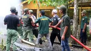 Satlinmas Desa Balida Latihan Penggunaan Mesin Pemadam Kebakaran Portable di Racah Mampulang