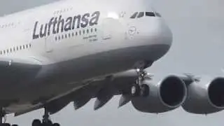 Посадка Airbus А380 в сильный ветер / Airbus A380 landing in strong wind