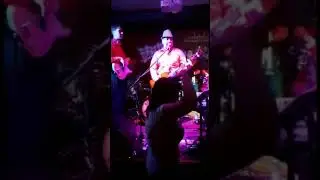 Кавер-группа зажигает в баре