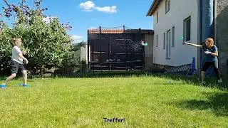 Wasserschlacht | sommerliches Wasservergnügen mit nachhaltigen Wasserbomben und Katze