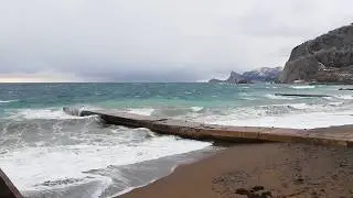 Январское море и горы в снегу