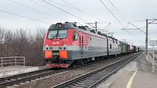 2ЭС5К-486 с грузовым составом