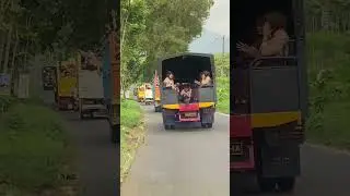 Rombongan anak pramuka minta basuri 