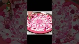 Розовая сладкая пицца