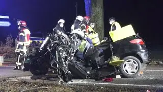 25.12.2021 - Peugeot 206 wird bei Kollision mit Baum völlig zerstört