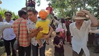 น้องดาวคลานถวายค่าน้ำค่าไฟในโบสถ์‼️ชาวบ้านตกใจ|เจ้าภาพให้พ่อเริญโปรยทาน|😱