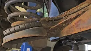 Тормозные магистрали гниют под слоем грязи. #ремонт #automobile #mechanic