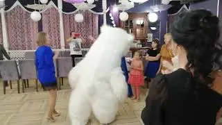 Двух метровый медведь на свадьбе!!!