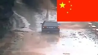 Оползень накрыл автомобиль в Китае / Landslide engulfs car in China