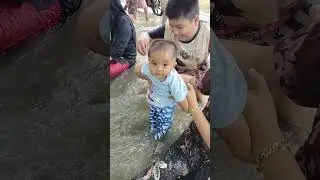 Baby gemoy bahagia mandi banjir