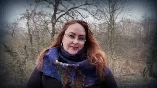 Alisa Bordo is modelling mini-capes from her new videotutorial