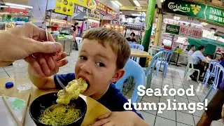 Foreigners trying street food in Kuala Lumpur's Chinatown 🇲🇾