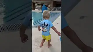 Счастливый малыш у бассейна. Веселое детское видео! 