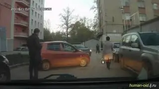 Торопыга-водитель едва не уехал без пассажира с открытой дверью