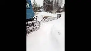 ДТ 75 с углом чистит дорогу от снега