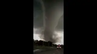Large, powerful Oklahoma tornado 🌪️😳