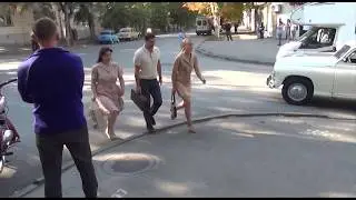 На фоне города снимается кино